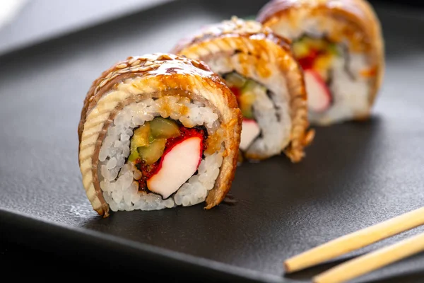 Sushi Rolle Mit Reis Krabben Gurken Avocado Tobiko Aal Sushi — Stockfoto