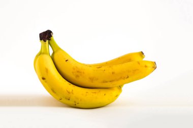 Beyaz arka planda izole edilmiş bir grup olgun meyve muzu.