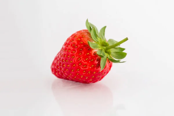 Frische Bio Erdbeeren Auf Einer Weißen Reflektierenden Oberfläche Nahaufnahme — Stockfoto