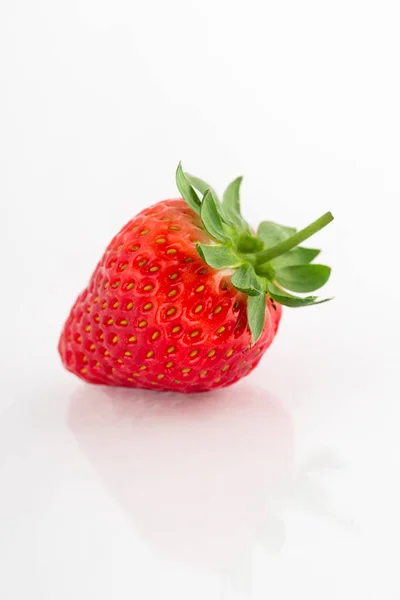 Frische Bio Erdbeeren Auf Einer Weißen Reflektierenden Oberfläche Nahaufnahme — Stockfoto