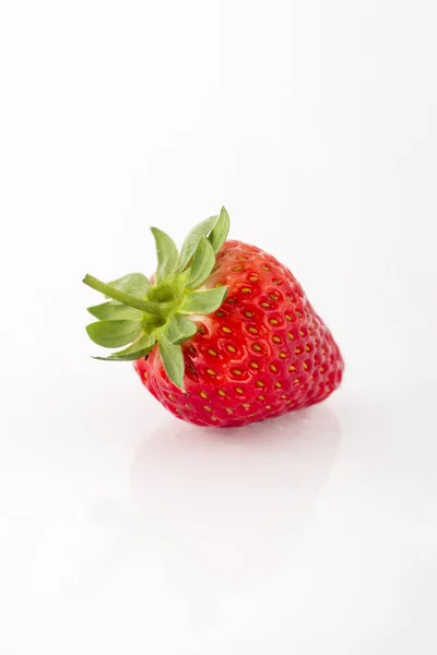 Frische Bio Erdbeeren Auf Einer Weißen Reflektierenden Oberfläche Nahaufnahme — Stockfoto