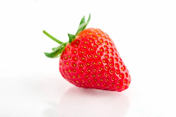 Frische Bio Erdbeeren Auf Einer Weißen Reflektierenden Oberfläche Nahaufnahme — Stockfoto