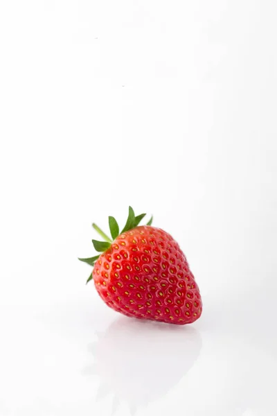 Frische Bio Erdbeeren Auf Einer Weißen Reflektierenden Oberfläche Nahaufnahme — Stockfoto