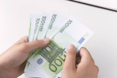 Para sayan adam, ekonomi konsepti, para tahsisi. Covid-19 salgınından sonra kriz. Euro düşüyor veya yükseliyor.