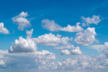 Beyaz bulutlu yaz masmavi gökyüzü arkaplanı .