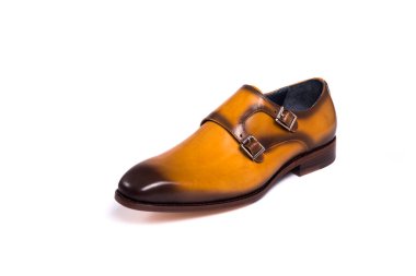 Beyaz arka planda mükemmel erkek deri ayakkabısı.