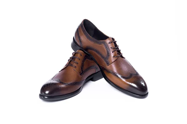 男性の古典的な茶色の革の靴は コピースペースとテキストと 白い背景に隔離された — ストック写真