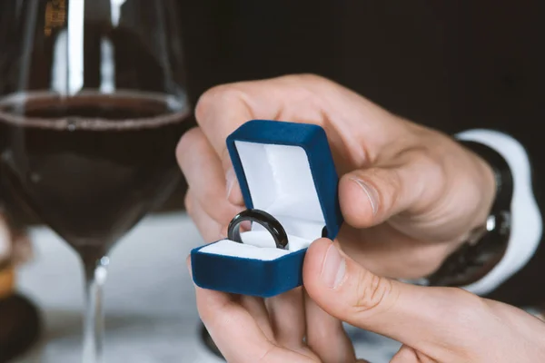 Hombre Una Mujer Pagos Anillo Inteligente Cena Romántica Manos Masculinas — Foto de Stock