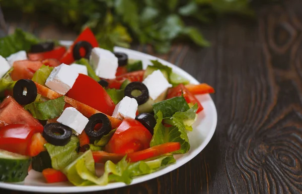 Tradiční Řecký Salát Čerstvou Zeleninou Sýrem Feta Černými Olivami Ingrediencemi — Stock fotografie