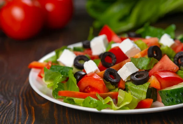 Řecký Salát Zeleninový Salát Rajčaty Okurkou Salátovými Listy Sýrem Feta — Stock fotografie