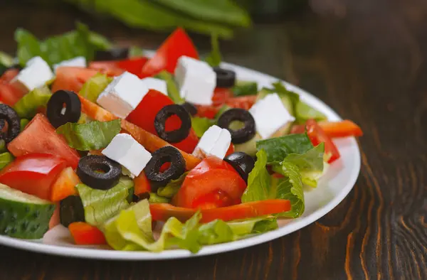 Tradiční Řecký Salát Fétou Olivami Zeleninou — Stock fotografie