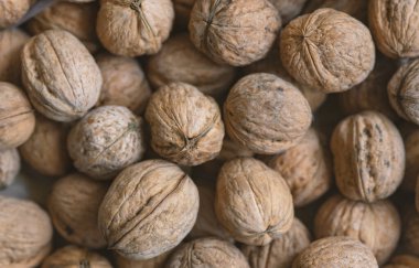 Yığında bir sürü ceviz var. Taze ceviz arkaplanı..