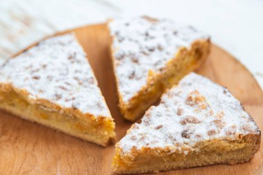 Beyaz arka planda, tahta masada turta parçaları.