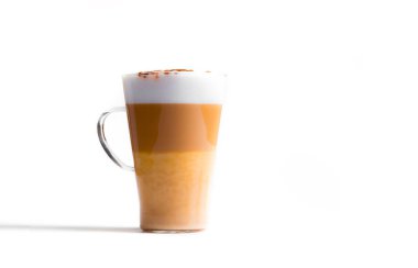 Kahve sütlü macchiato. Beyaz arka planda kahve katmanı.