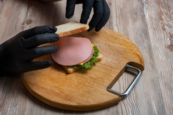 做三明治的过程各种填充物和配料 自制快餐概念 — 图库照片