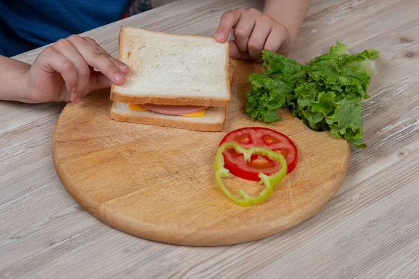 Niño Está Preparando Sándwich Carne Verduras Desayuno Para Escuela — Foto de Stock