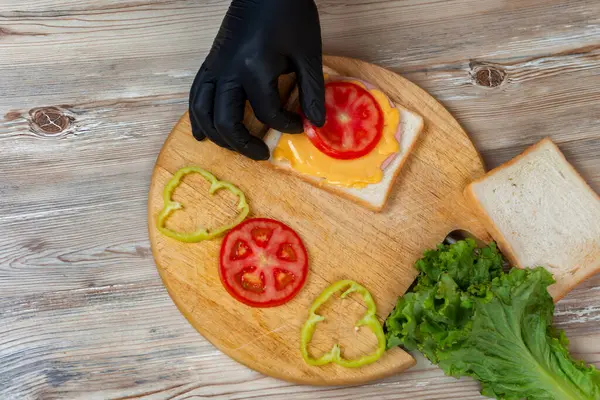 Ein Mann Bereitet Das Mittagessen Serviert Ein Sandwich Mit Brot — Stockfoto