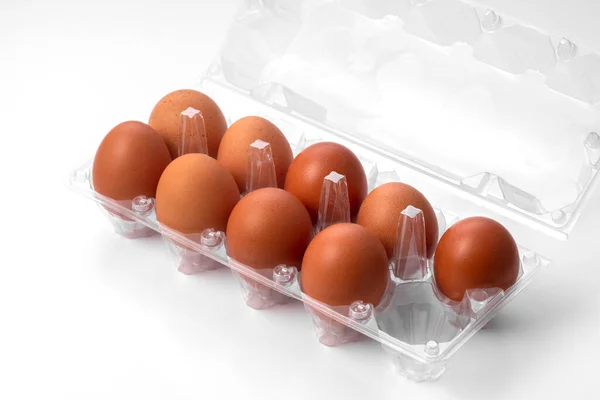 Caja Abierta Con Seis Huevos Marrones Enteros Sobre Fondo Blanco —  Fotos de Stock