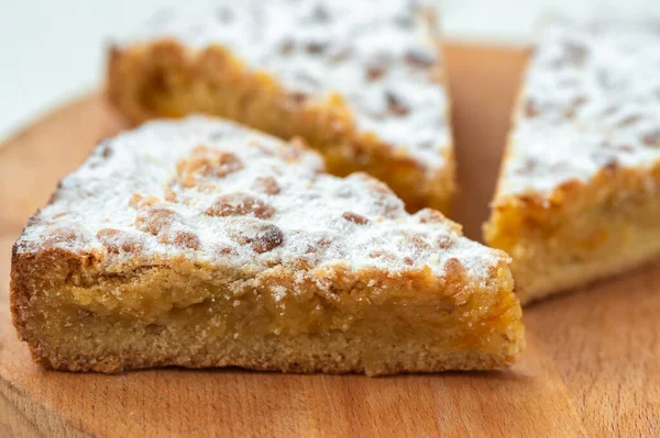 Pedaços Torta Mesa Madeira Fundo Branco — Fotografia de Stock