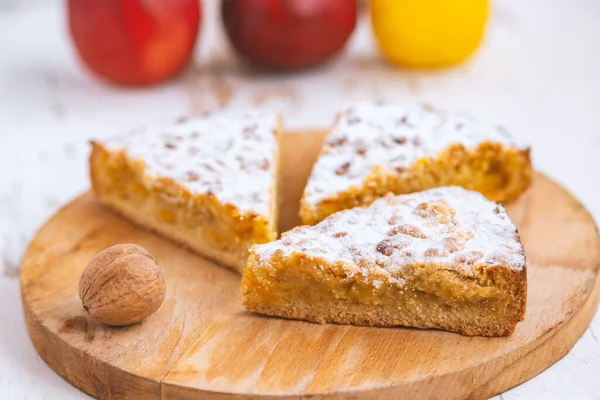 Äpple Och Nötter Paj Trä Skrivbord Vitt Bord — Stockfoto