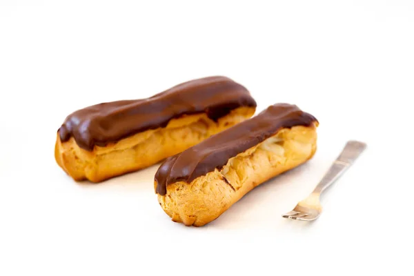 Traditioneel Frans Dessert Twee Eclairs Witte Achtergrond Zoete Banketbakkersproducten — Stockfoto