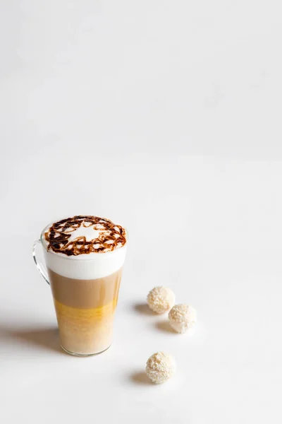 Latte Macchiato Într Pahar Înalt Fundal Alb Cafenea Latte Stratificată — Fotografie, imagine de stoc