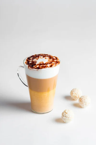 Latte Macchiato Copo Alto Fundo Branco Café Latte Camadas Com — Fotografia de Stock