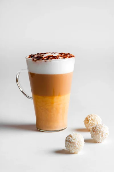 Latte Macchiato Ett Högt Glas Vit Bakgrund Café Latte Lager — Stockfoto