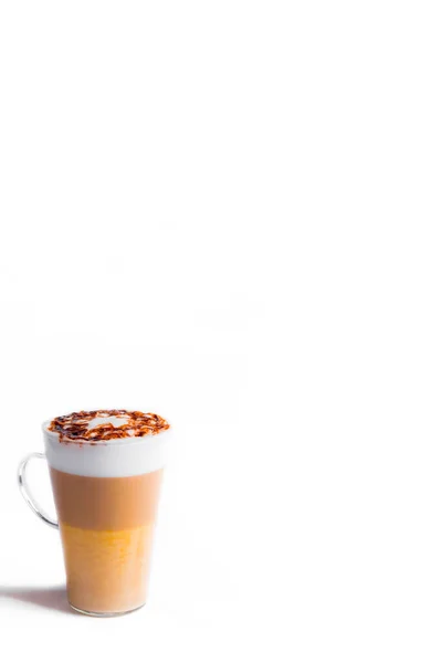 Латте Маккіато Високій Склянці Білому Тлі Кафе Латте Викладене Молоком — стокове фото