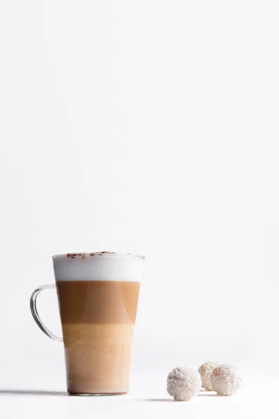 Milchkaffee Oder Latte Macchiato Glas Auf Weißem Hintergrund Italienischer Kaffee — Stockfoto