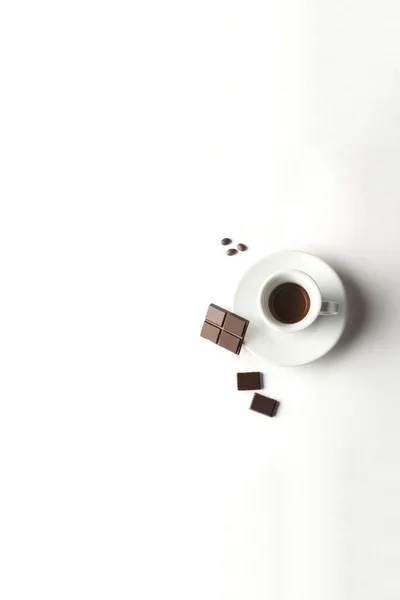 Weiße Kaffeetasse Mit Schokolade Auf Weißem Hintergrund Tasse Espresso Draufsicht — Stockfoto