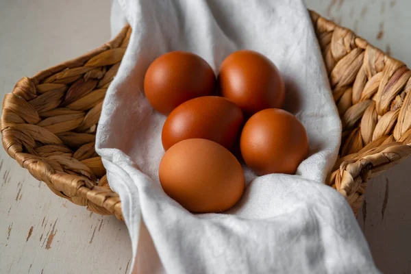 Huevos Marrones Una Toalla Blanca Canasta Mimbre — Foto de Stock