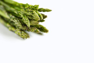 Beyaz arka planda kuşkonmaz. Beyaz üzerine taze yeşil kuşkonmaz.