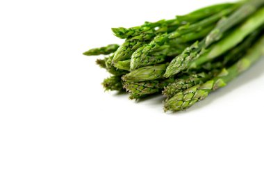 Beyaz arka planda kuşkonmaz. Beyaz üzerine taze yeşil kuşkonmaz.