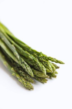 Beyaz arka planda kuşkonmaz. Beyaz üzerine taze yeşil kuşkonmaz.