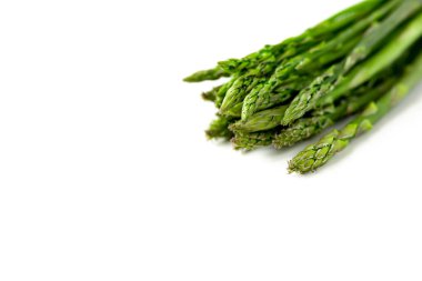 Beyaz arka planda kuşkonmaz. Beyaz üzerine taze yeşil kuşkonmaz.