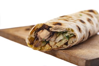 Doner Kebap Gyros Shawarma bifteği ya da ahşap masadaki pitta ekmekli sandviçin içinde chiken rulo