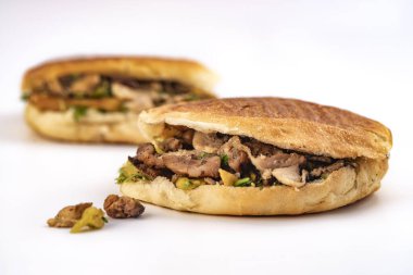 İki lezzetli doğu sandviçi shawarma donör kebap, beyaz arka planda jiroskoplar.