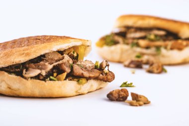 İki lezzetli doğu sandviçi shawarma donör kebap, beyaz arka planda jiroskoplar.