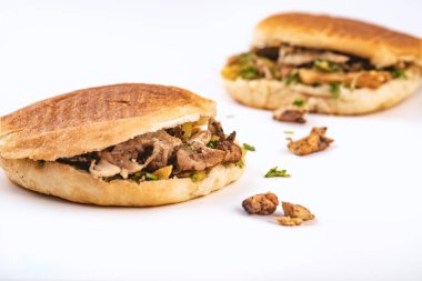 İki shawarma sandviçi, donör kebap, beyaz arka planda jiroskoplar.