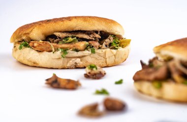 İki shawarma sandviçi, donör kebap, beyaz arka planda jiroskoplar.