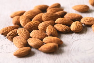 Geniş ahşap arka planda badem. Organik fındık..