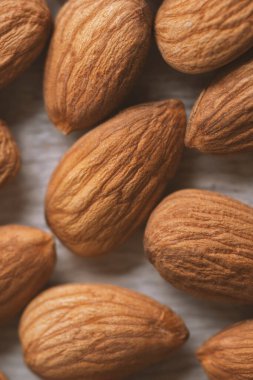 Soyulmuş badem kapanıyor. Organik fındık. Vejetaryenler için..