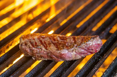 Izgarada ateşte leziz biftekler.