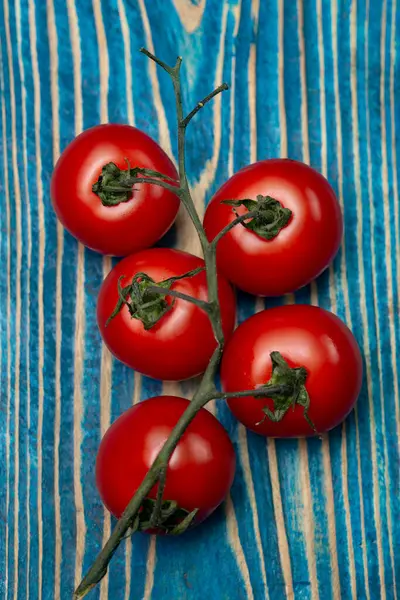 Ein Bündel Tomaten Auf Blauem Holzgrund Kirschtomaten — Stockfoto