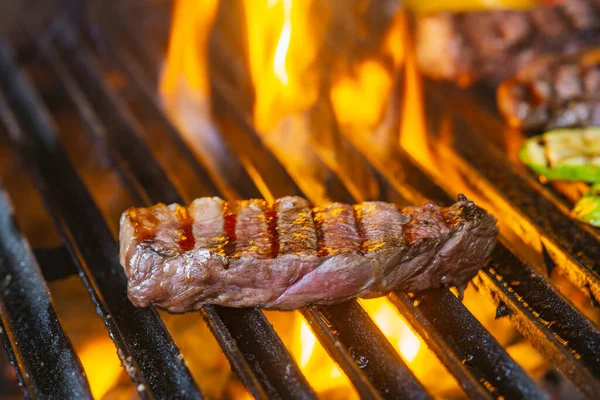 Lekkere Biefstuk Grill Met Vuurvlammen — Stockfoto
