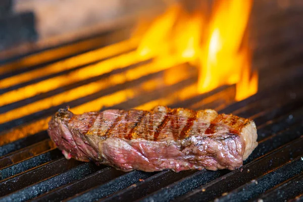 Steaks Auf Flammendem Grill Grillen Und Zielgerichtet Schießen — Stockfoto