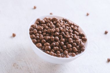 Kahvaltı: Çikolata topları, taze inek sütü, seçici odak