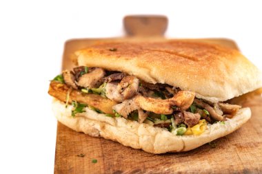Doğu sandviçi shawarma, donör kebap, beyaz arka planda tahta bir masada jiroskop.