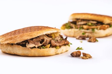 İki shawarma sandviçi, donör kebap, beyaz arka planda jiroskoplar.